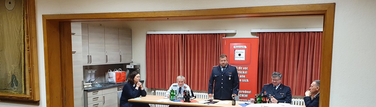 Fachdienstleitung Bürgerservice Nadine von Hörsten, Schriftwart Hermann Hoppenstedt, Ortsbrandmeister Henning Schmidt, Gemeindebrandmeister Oliver Hermann und Gemeindebürgermeister Dirk Oelmann stehen der JHV vor